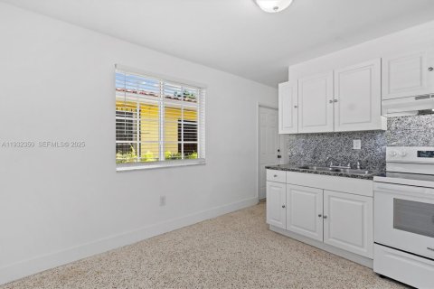 Снять в аренду виллу или дом в Майами, Флорида 2 спальни, 75.62м2, № 1991552 - фото 17