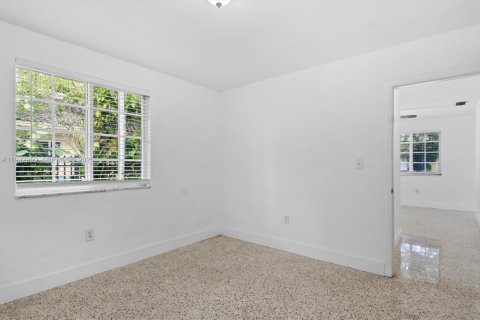 Снять в аренду виллу или дом в Майами, Флорида 2 спальни, 75.62м2, № 1991552 - фото 27