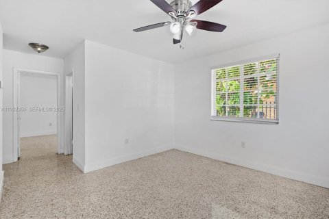 Снять в аренду виллу или дом в Майами, Флорида 2 спальни, 75.62м2, № 1991552 - фото 6