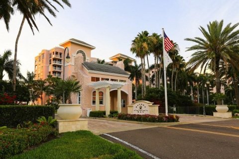 Condo in Saint Petersburg, Florida, 2 bedrooms  № 1898728 - photo 2