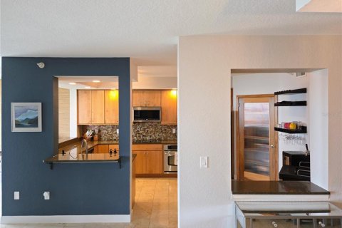 Condo in Saint Petersburg, Florida, 2 bedrooms  № 1898728 - photo 11