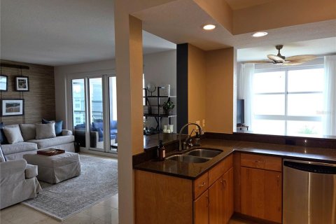 Condo in Saint Petersburg, Florida, 2 bedrooms  № 1898728 - photo 15