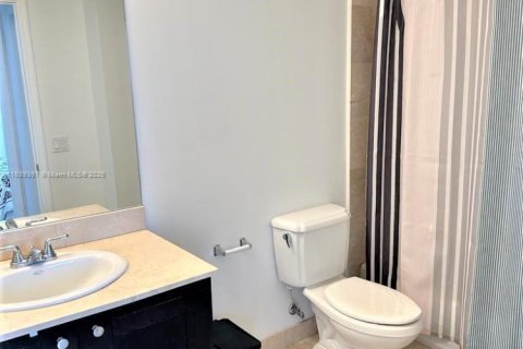 Condominio en alquiler en Coral Gables, Florida, 2 dormitorios, 90.12 m2 № 1941384 - foto 3