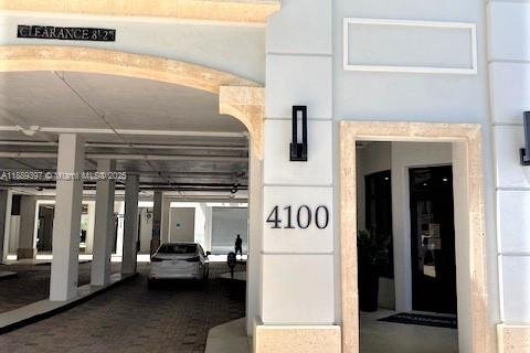 Condominio en alquiler en Coral Gables, Florida, 2 dormitorios, 90.12 m2 № 1941384 - foto 1