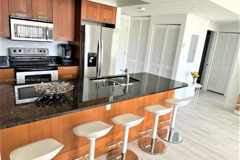 Condominio en alquiler en Coral Gables, Florida, 2 dormitorios, 90.12 m2 № 1941384 - foto 9