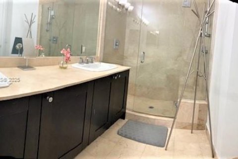 Condominio en alquiler en Coral Gables, Florida, 2 dormitorios, 90.12 m2 № 1941384 - foto 13