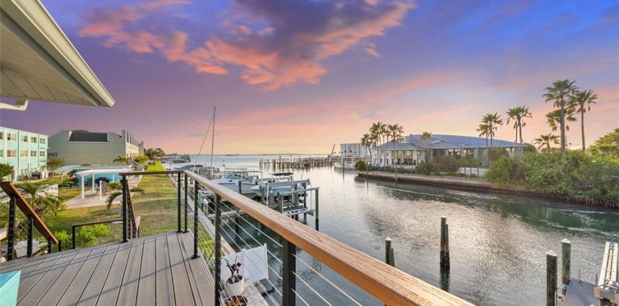 Casa en Dunedin, Florida 9 dormitorios, 598.01 m2 № 2104811