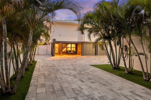 Casa en venta en Dunedin, Florida, 9 dormitorios, 598.01 m2 № 2104811 - foto 2