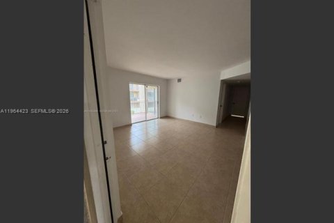 Condominio en alquiler en Hialeah, Florida, 2 dormitorios, 102.75 m2 № 2025917 - foto 8