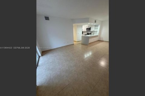Condominio en alquiler en Hialeah, Florida, 2 dormitorios, 102.75 m2 № 2025917 - foto 3