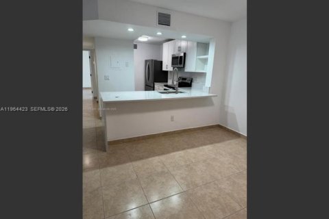 Condominio en alquiler en Hialeah, Florida, 2 dormitorios, 102.75 m2 № 2025917 - foto 2