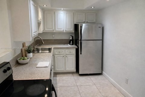 Снять в аренду кондоминиум в Норт-Майами, Флорида 1 спальня, 62.52м2, № 1991753 - фото 2
