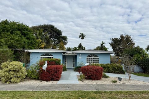 Дом в Майами, Флорида 5 спален, 174.38м2 № 2009889