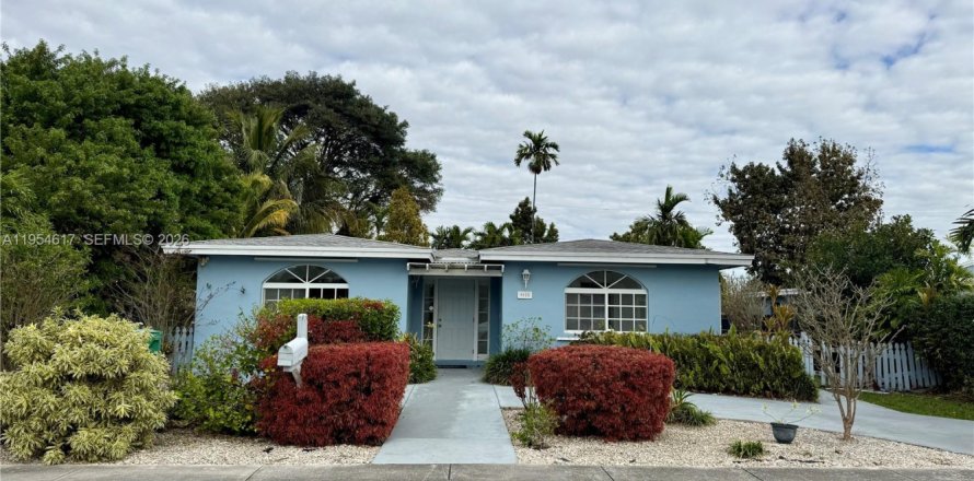 Дом в Майами, Флорида 5 спален, 174.38м2 № 2009889