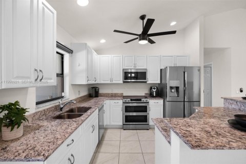 Casa en venta en Cape Coral, Florida, 4 dormitorios, 159.61 m2 № 2071294 - foto 13