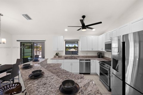 Casa en venta en Cape Coral, Florida, 4 dormitorios, 159.61 m2 № 2071294 - foto 12