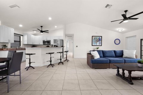 Casa en venta en Cape Coral, Florida, 4 dormitorios, 159.61 m2 № 2071294 - foto 10