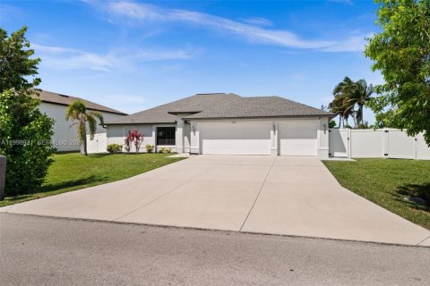 Casa en venta en Cape Coral, Florida, 4 dormitorios, 159.61 m2 № 2071294 - foto 4