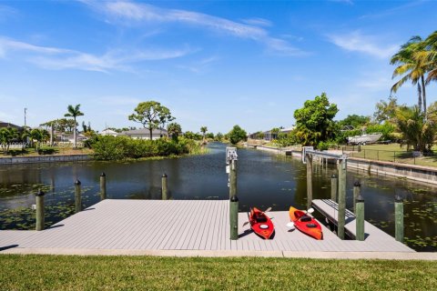 Casa en venta en Cape Coral, Florida, 4 dormitorios, 159.61 m2 № 2071294 - foto 2