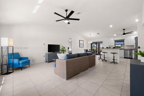 Casa en venta en Cape Coral, Florida, 4 dormitorios, 159.61 m2 № 2071294 - foto 6