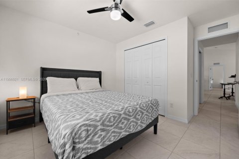 Casa en venta en Cape Coral, Florida, 4 dormitorios, 159.61 m2 № 2071294 - foto 19