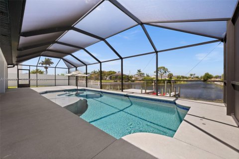 Casa en venta en Cape Coral, Florida, 4 dormitorios, 159.61 m2 № 2071294 - foto 3