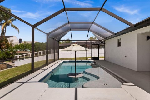 Casa en venta en Cape Coral, Florida, 4 dormitorios, 159.61 m2 № 2071294 - foto 28