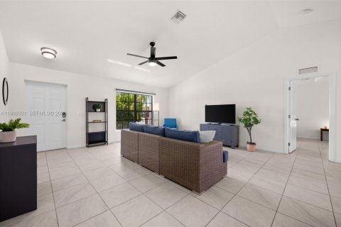 Casa en venta en Cape Coral, Florida, 4 dormitorios, 159.61 m2 № 2071294 - foto 8