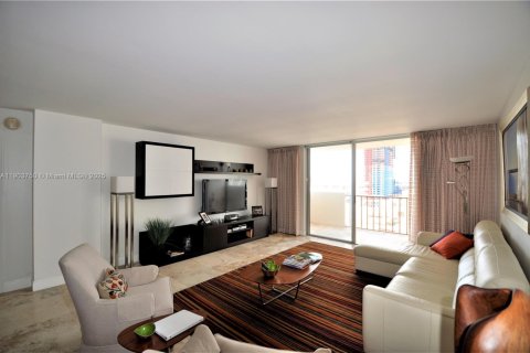 Снять в аренду кондоминиум в Халландейл-Бич, Флорида 1 спальня, 120.77м2, № 1954613 - фото 7