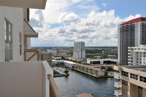Снять в аренду кондоминиум в Халландейл-Бич, Флорида 1 спальня, 120.77м2, № 1954613 - фото 1