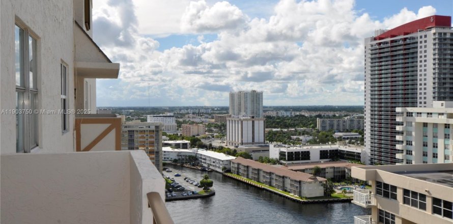 Кондоминиум с 1 спальней в Халландейл-Бич, Флорида № 1954613