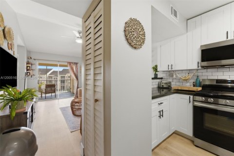 Condo in Miami, Florida, 1 bedroom  № 2070415 - photo 10