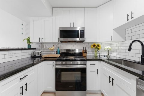 Condo in Miami, Florida, 1 bedroom  № 2070415 - photo 12
