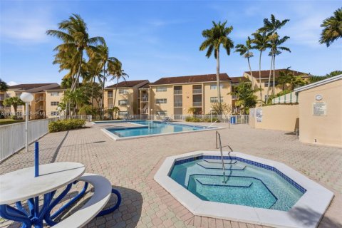 Condo in Miami, Florida, 1 bedroom  № 2070415 - photo 29