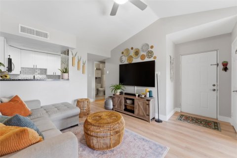 Condo in Miami, Florida, 1 bedroom  № 2070415 - photo 7