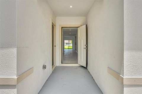 House in Port St. Lucie, Florida 4 bedrooms, 259.2 sq.m. № 1752477 - photo 4