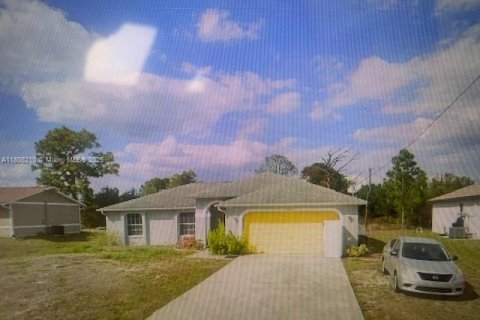 Villa ou maison à vendre à Lehigh Acres, Floride: 3 chambres, 169.64 m2 № 1748542 - photo 1