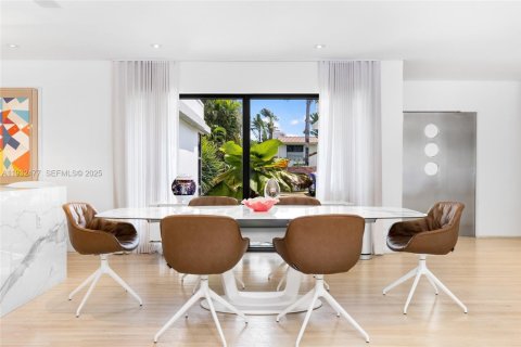 House in Miami Beach, Florida 5 bedrooms, 286.7 sq.m. № 2152446 - photo 12