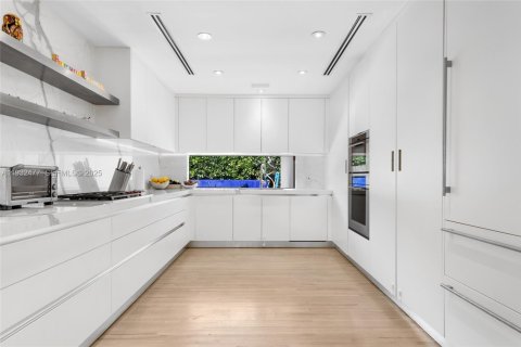 House in Miami Beach, Florida 5 bedrooms, 286.7 sq.m. № 2152446 - photo 7