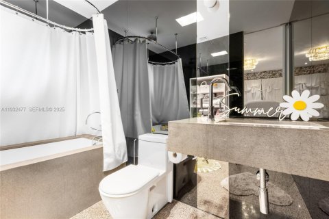 House in Miami Beach, Florida 5 bedrooms, 286.7 sq.m. № 2152446 - photo 23