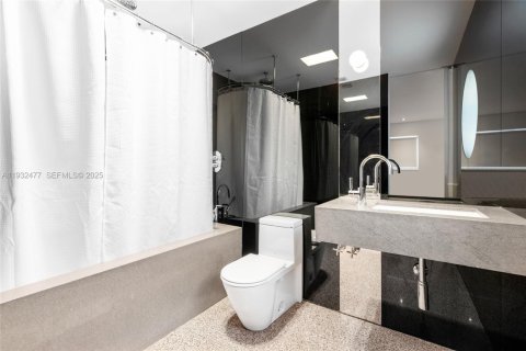 House in Miami Beach, Florida 5 bedrooms, 286.7 sq.m. № 2152446 - photo 26