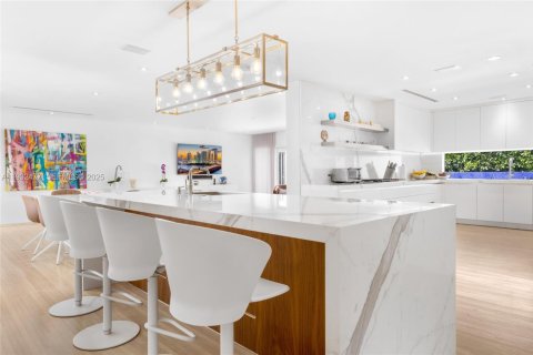House in Miami Beach, Florida 5 bedrooms, 286.7 sq.m. № 2152446 - photo 10