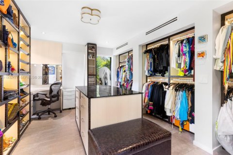 House in Miami Beach, Florida 5 bedrooms, 286.7 sq.m. № 2152446 - photo 16