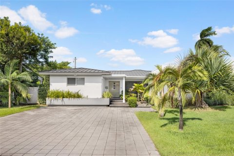House in Miami Beach, Florida 5 bedrooms, 286.7 sq.m. № 2152446 - photo 3