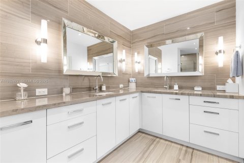 House in Miami Beach, Florida 5 bedrooms, 286.7 sq.m. № 2152446 - photo 14