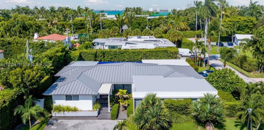 House in Miami Beach, Florida 5 bedrooms, 286.7 sq.m. № 2152446