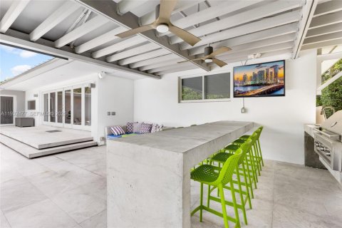 House in Miami Beach, Florida 5 bedrooms, 286.7 sq.m. № 2152446 - photo 30