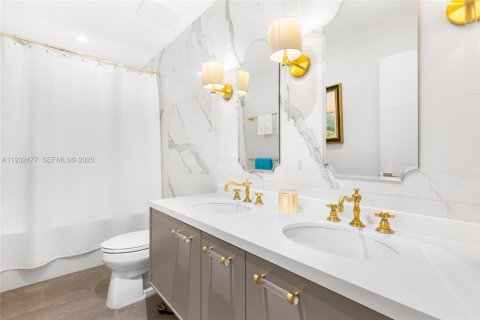 House in Miami Beach, Florida 5 bedrooms, 286.7 sq.m. № 2152446 - photo 19