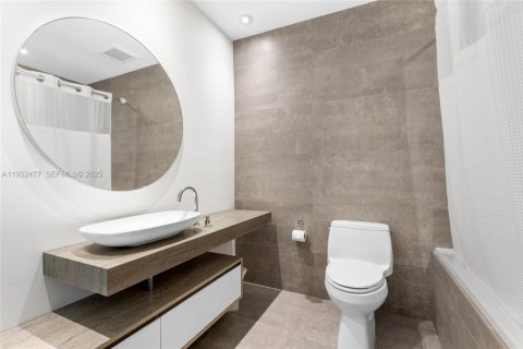 House in Miami Beach, Florida 5 bedrooms, 286.7 sq.m. № 2152446 - photo 21