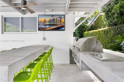 House in Miami Beach, Florida 5 bedrooms, 286.7 sq.m. № 2152446 - photo 28
